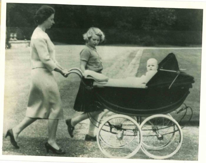 Royal Family- Queen Elizabeth II - Vintage Photograph