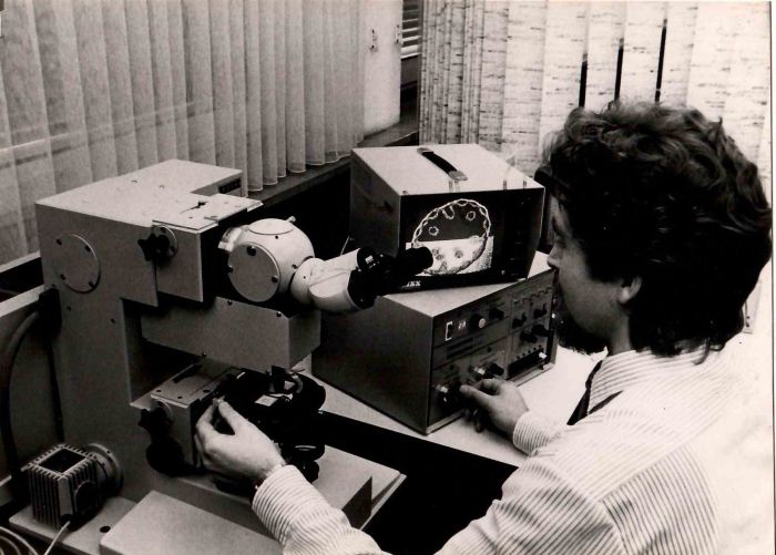 Scanning Microscope with Laser Rays
