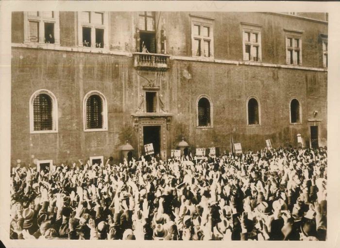 Etudiants Romaines à Rome (Mussolini Speaking from Palazzo Venezia)