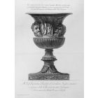 Vaso antico di marmo che è ornato di quattro Maschere