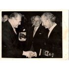 Nobel Prize dedication in which King Olav shake hands with Prof Pauling