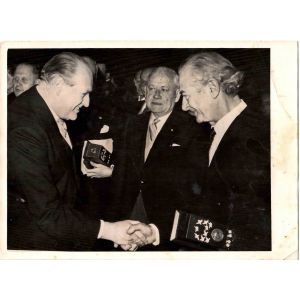 Nobel Prize dedication in which King Olav shake hands with Prof Pauling