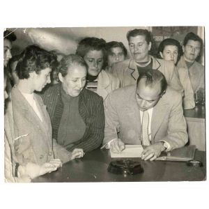 The signature - Historical Photographs About the Feminist Movement