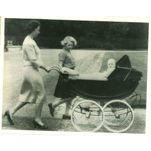 Royal Family- Queen Elizabeth II - Vintage Photograph