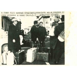 Italian Workers in Border - Historical Photos   