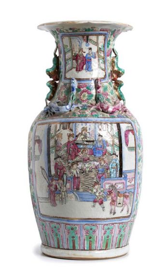Balustrade Porcelain Vase – Qing Dynasty China - Decorative Objects 