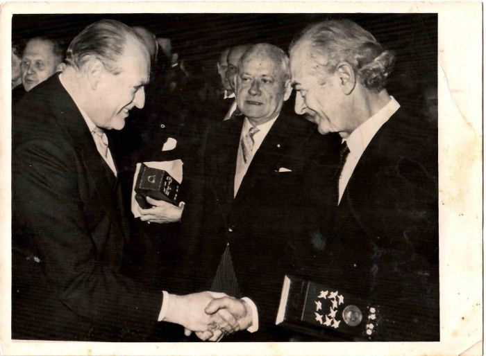 Nobel Prize dedication in which King Olav shake hands with Prof Pauling