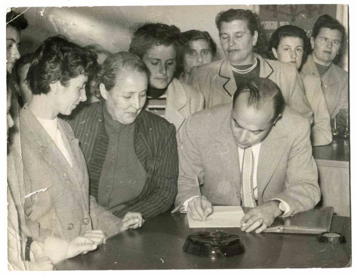 The signature - Historical Photographs About the Feminist Movement