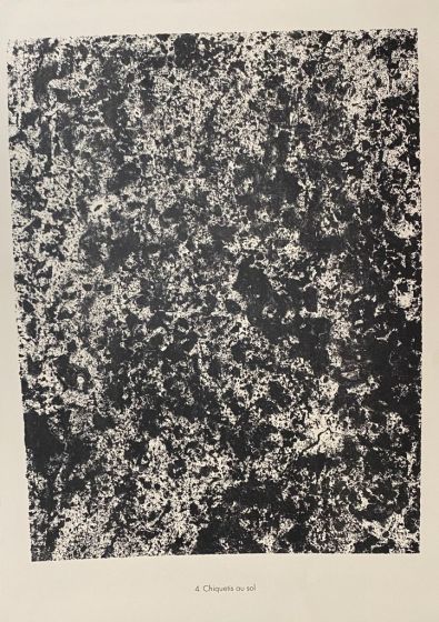 Chiquetis au sol is an original B/W lithograph on watermarked paper "Arc". Abstract composition by the French artist Jean Dubuffet. From the album of "Theatre du sol" (1953-1959). In excellent conditions.