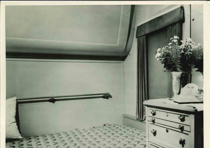 White House on wheels - American Vintage Photograph